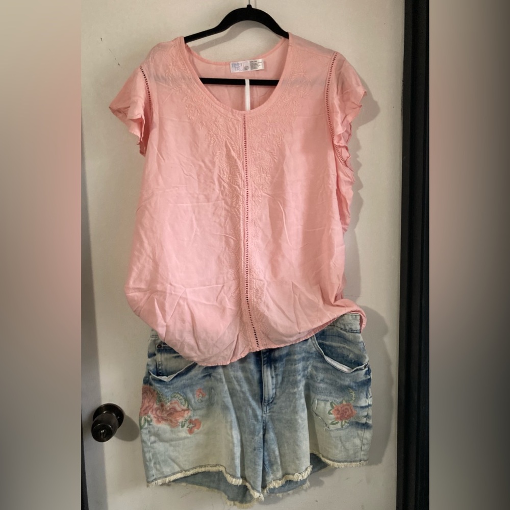 Cute shorts light blue and blouse 👚